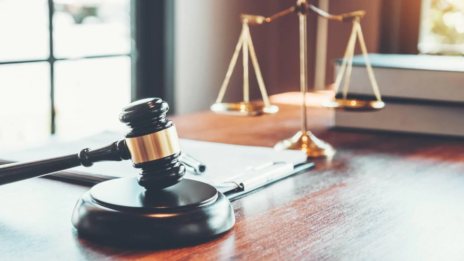 How many lawyers had active licenses in cities within DeKalb County as of July?